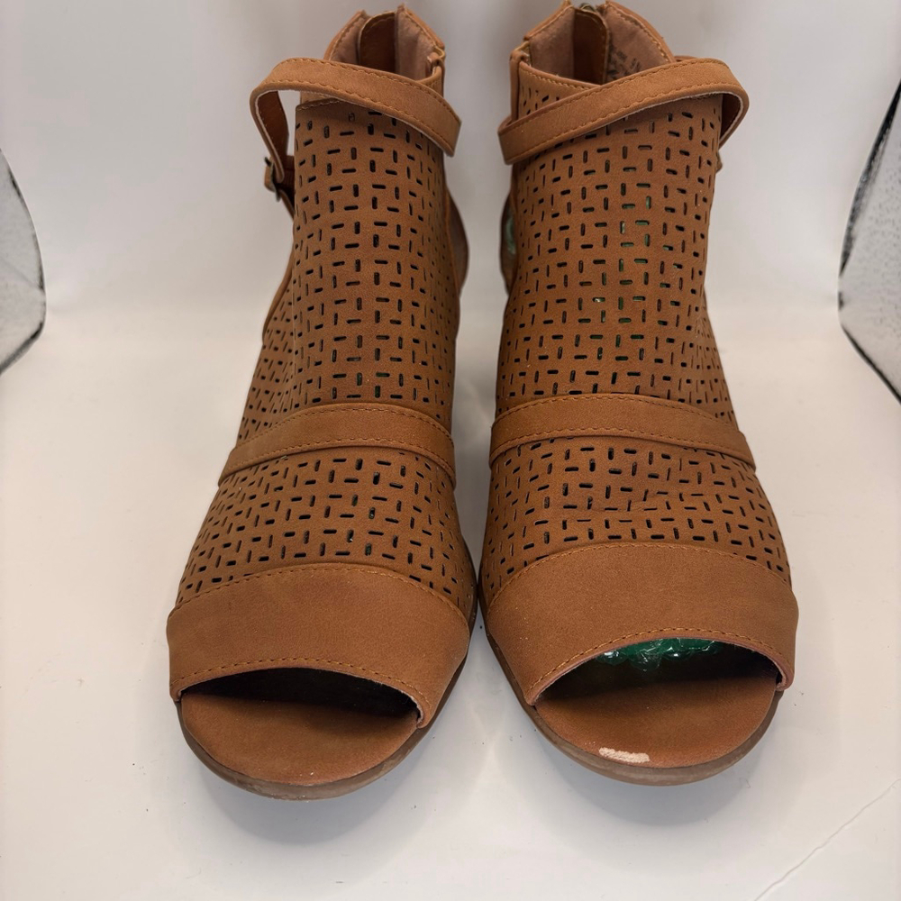 Women's Easy Street Brown Perforated‎ Ankle Boots & Booties Size 9